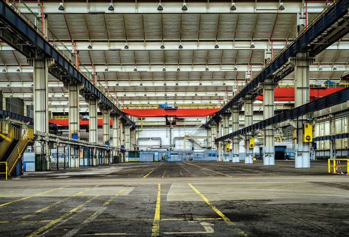 Industrial production hall for manufacturing line design